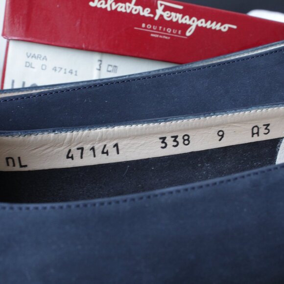 Salvatore Ferragamo Vintage Womens Narrow Fit 3cm Heel Lillaz 9 AA Navy Suede - Picture 9 of 9